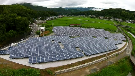 日高村発電所太陽光パネル